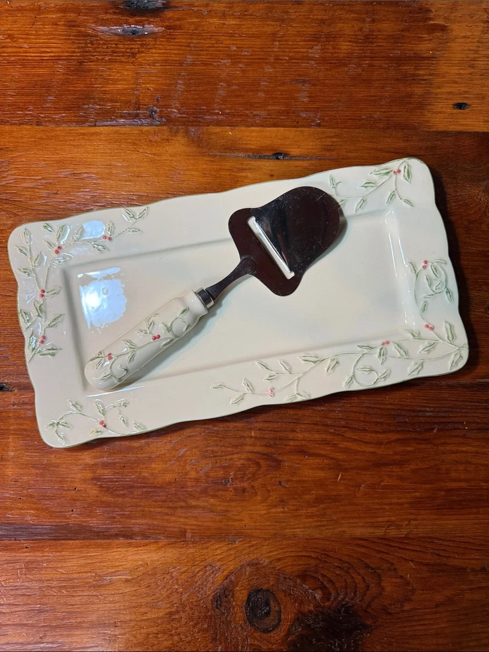 🌲Ceramic Cheese Server Set in Cream with Holly/Berries Accent